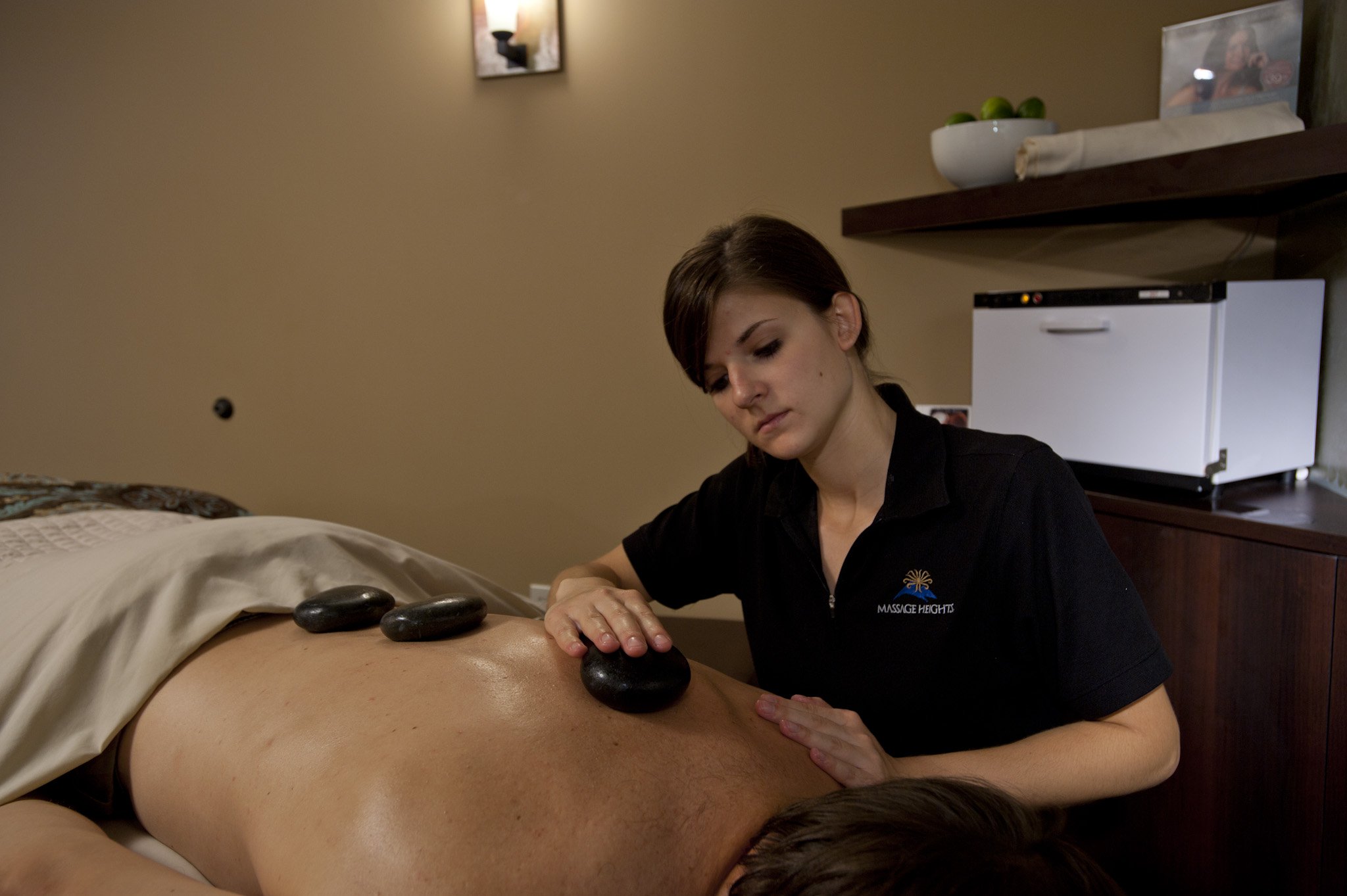 https://www.massageheights.com/images/blog/men-s-hot-stone-massage.jpg